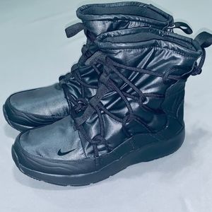 SHIPS FREE!! New Nike Phantom Tanjun High Rise Winter Boots Black Womens Size-9
